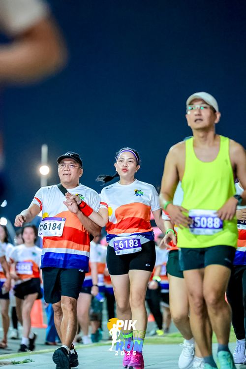 Race photo from PIK NITE RUN 2025