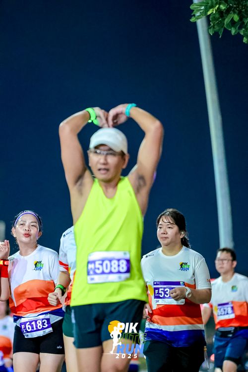 Race photo from PIK NITE RUN 2025
