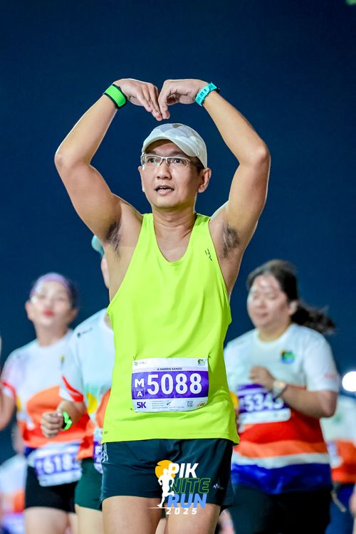 Race photo from PIK NITE RUN 2025