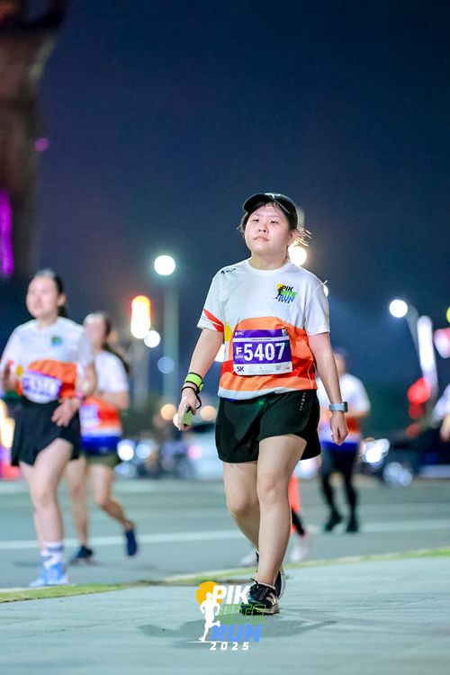 Race photo from PIK NITE RUN 2025