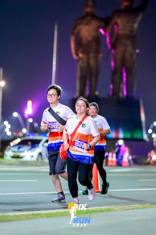Race photo from PIK NITE RUN 2025