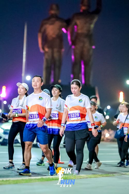 Race photo from PIK NITE RUN 2025