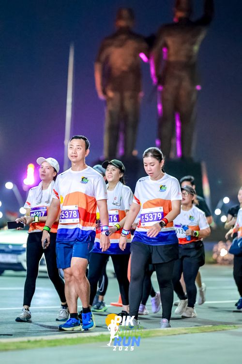 Race photo from PIK NITE RUN 2025