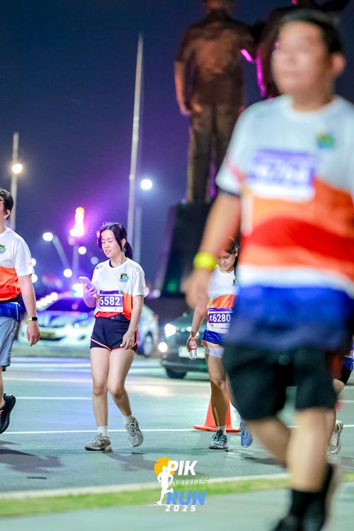 Race photo from PIK NITE RUN 2025