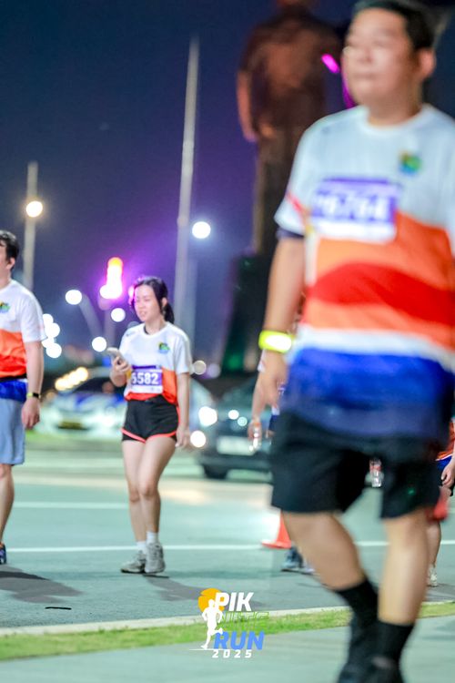Race photo from PIK NITE RUN 2025