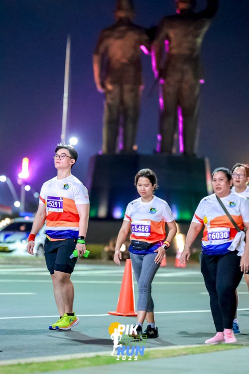 Race photo from PIK NITE RUN 2025