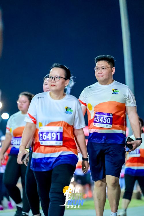 Race photo from PIK NITE RUN 2025