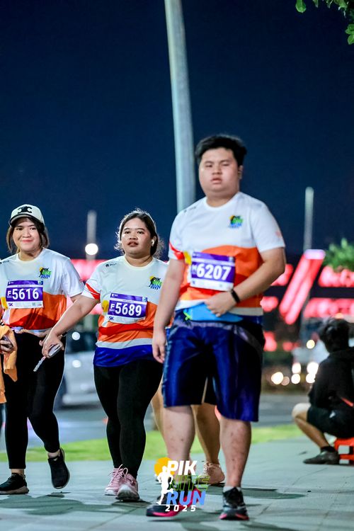 Race photo from PIK NITE RUN 2025