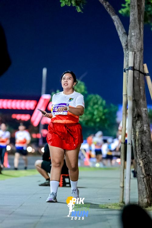 Race photo from PIK NITE RUN 2025