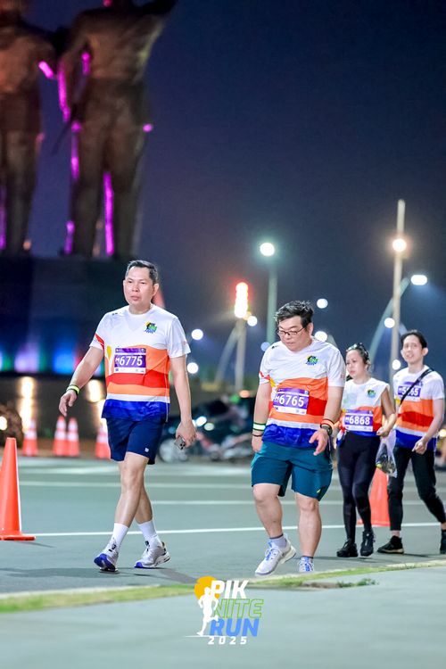 Race photo from PIK NITE RUN 2025