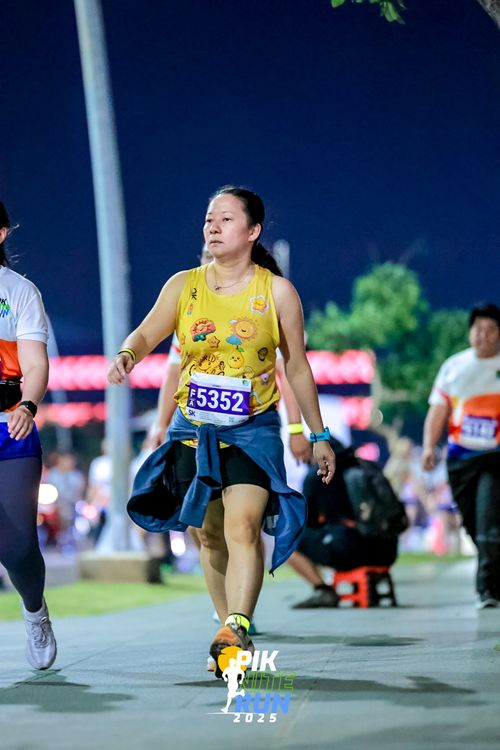 Race photo from PIK NITE RUN 2025