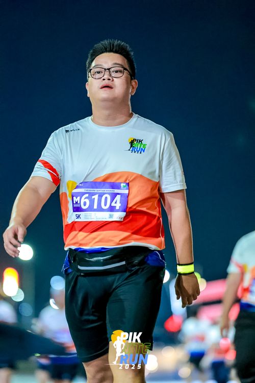 Race photo from PIK NITE RUN 2025