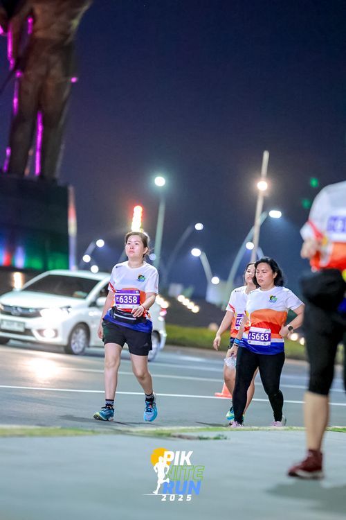 Race photo from PIK NITE RUN 2025