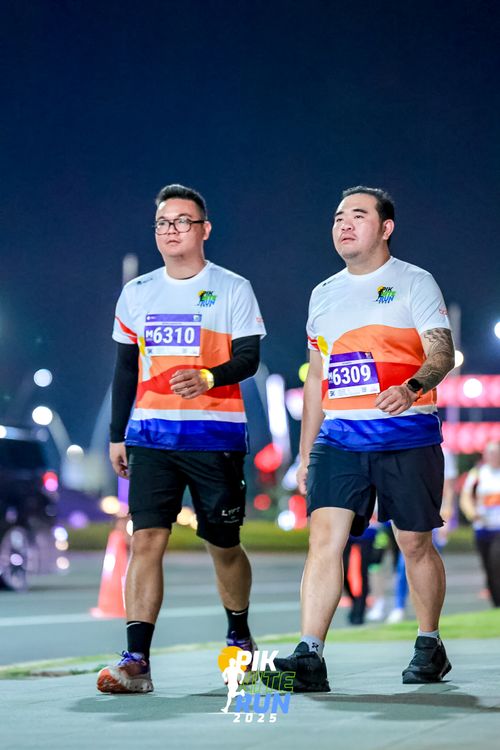 Race photo from PIK NITE RUN 2025
