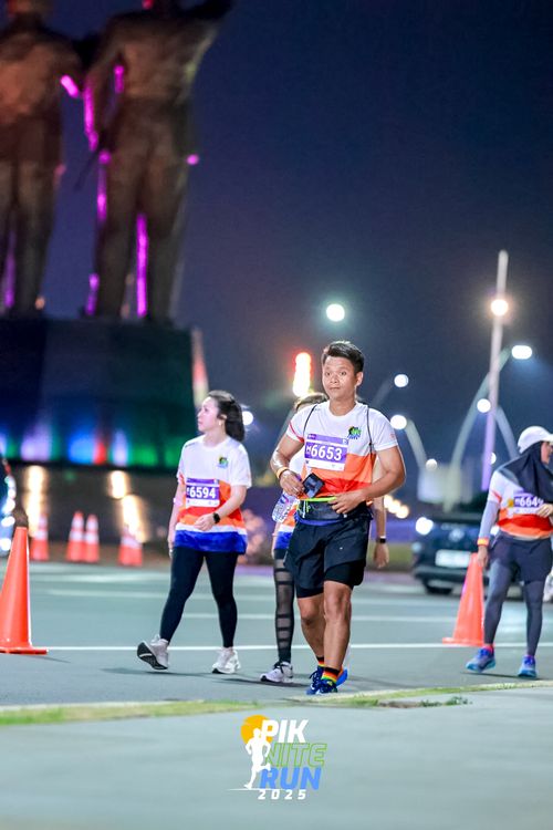 Race photo from PIK NITE RUN 2025