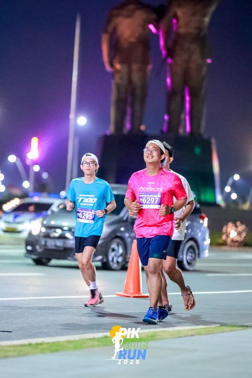 Race photo from PIK NITE RUN 2025