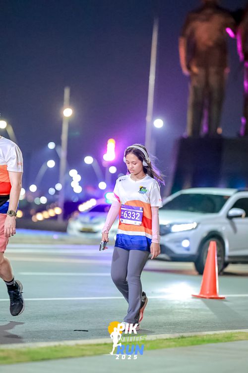 Race photo from PIK NITE RUN 2025