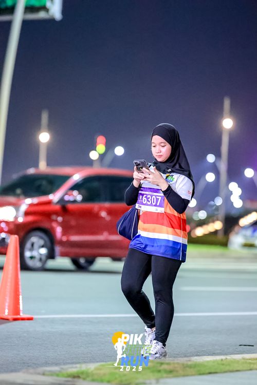 Race photo from PIK NITE RUN 2025