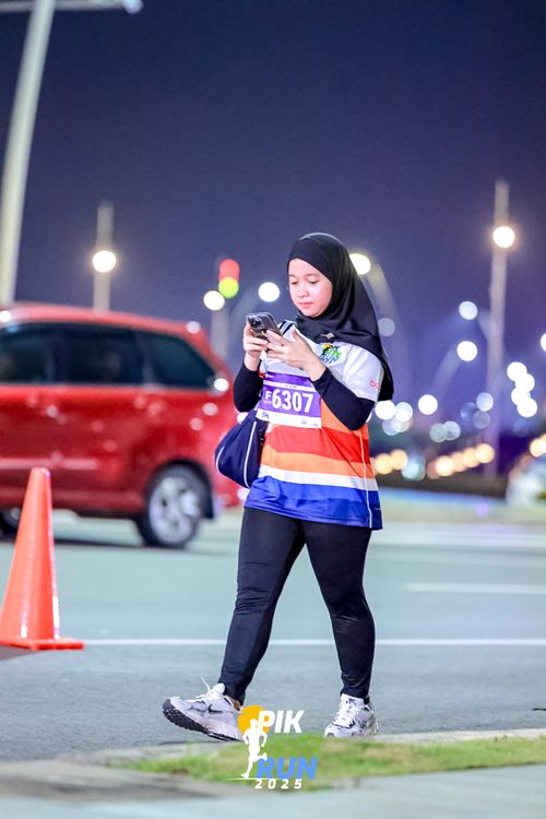 Race photo from PIK NITE RUN 2025