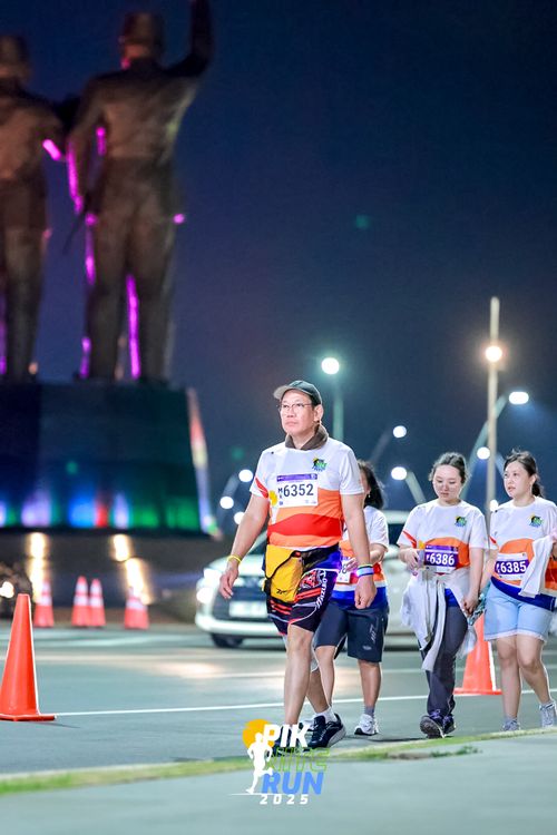 Race photo from PIK NITE RUN 2025