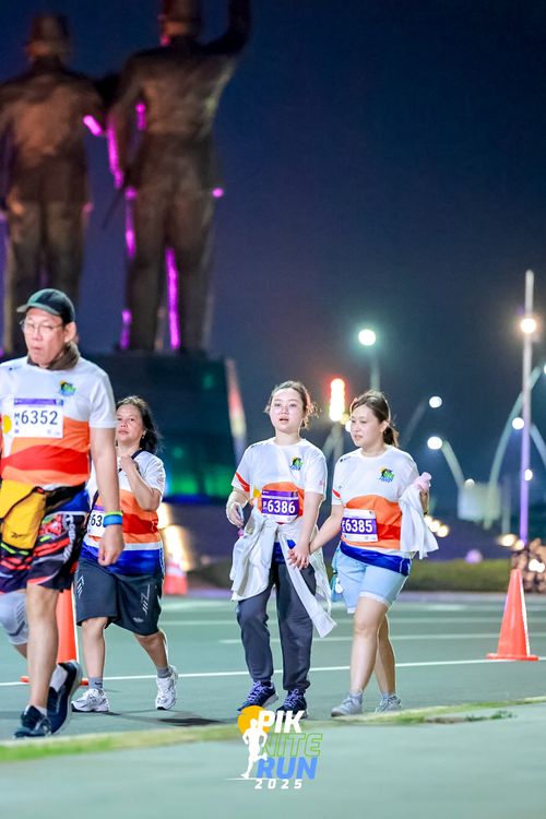 Race photo from PIK NITE RUN 2025
