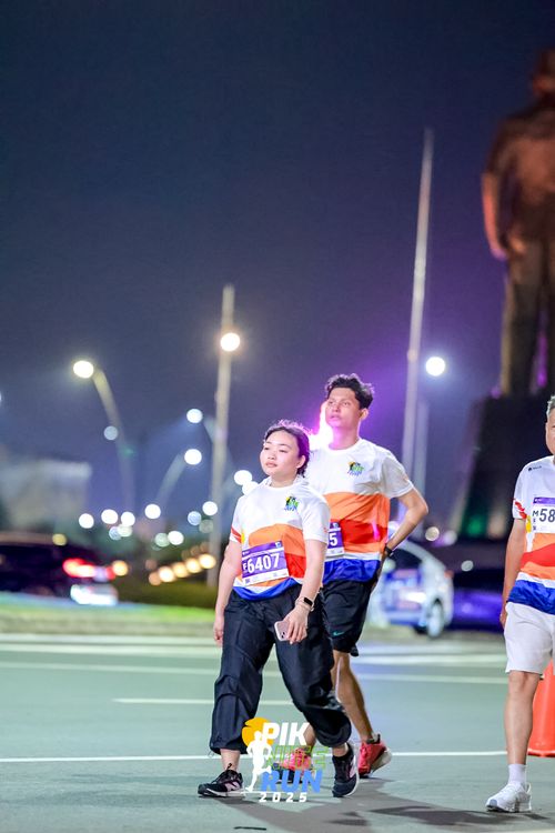 Race photo from PIK NITE RUN 2025