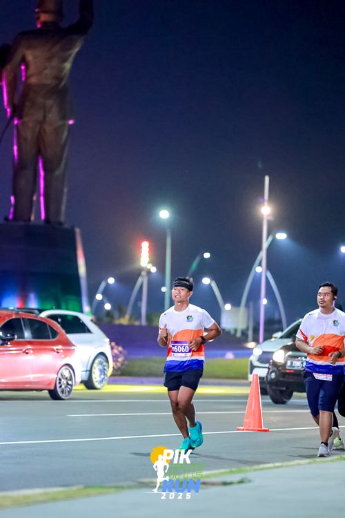 Race photo from PIK NITE RUN 2025