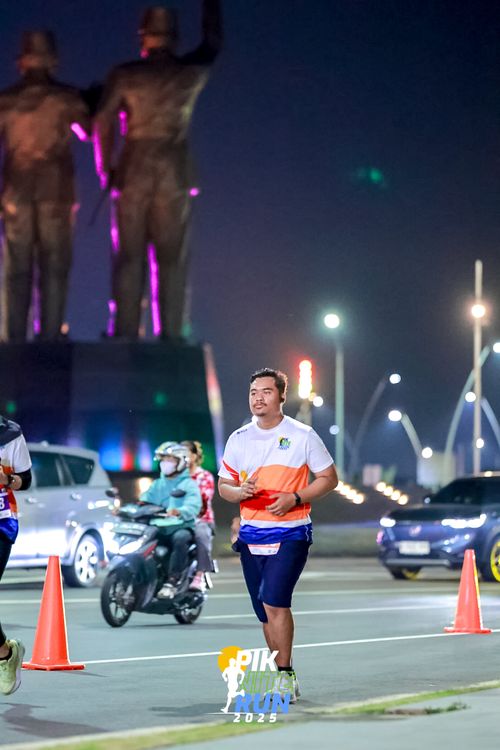 Race photo from PIK NITE RUN 2025