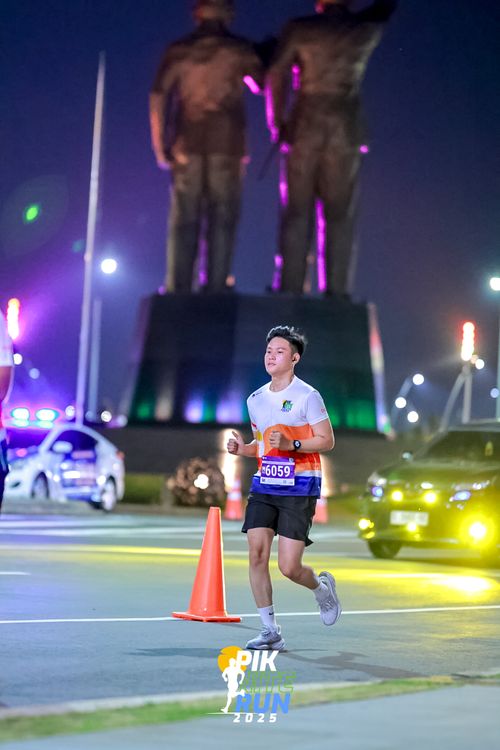 Race photo from PIK NITE RUN 2025