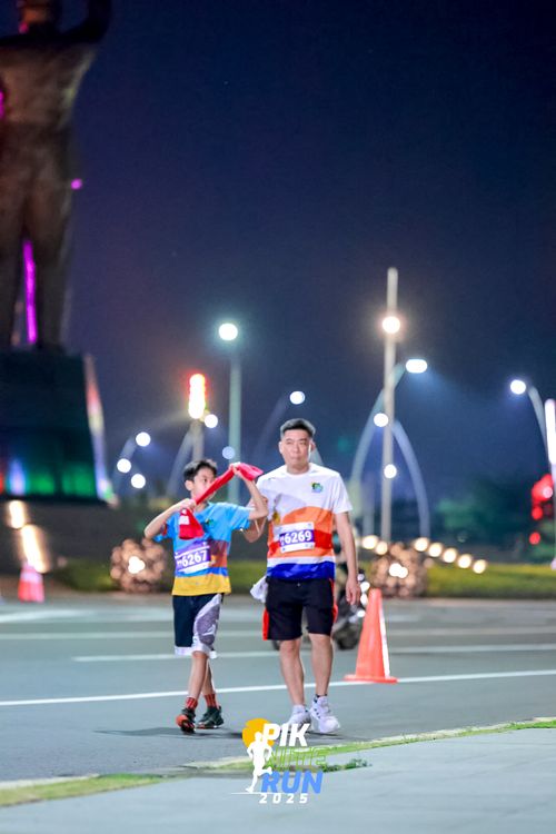 Race photo from PIK NITE RUN 2025