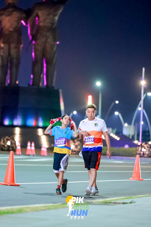 Race photo from PIK NITE RUN 2025