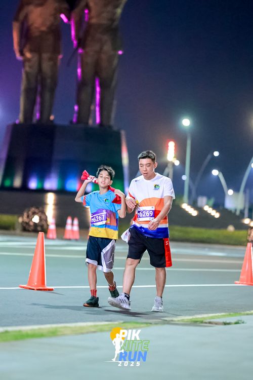 Race photo from PIK NITE RUN 2025