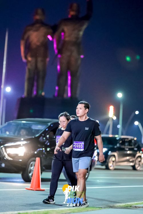 Race photo from PIK NITE RUN 2025