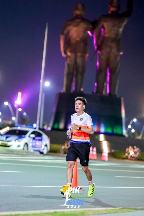 Race photo from PIK NITE RUN 2025
