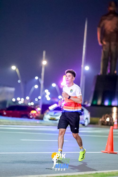 Race photo from PIK NITE RUN 2025