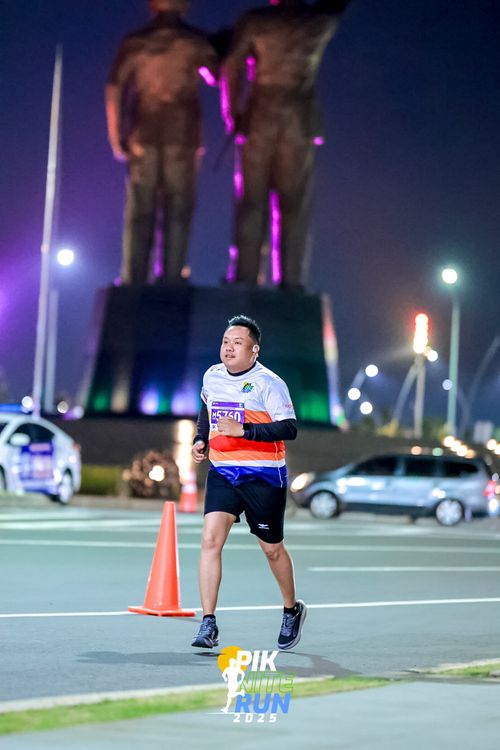 Race photo from PIK NITE RUN 2025