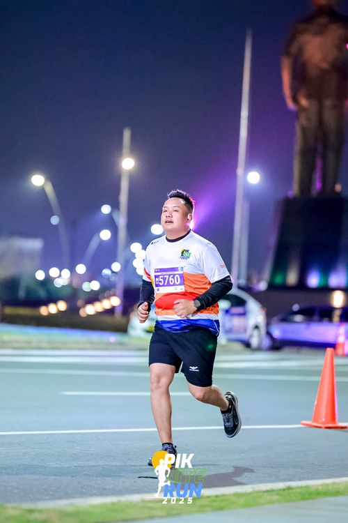 Race photo from PIK NITE RUN 2025