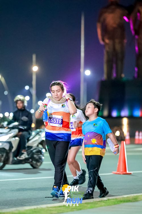 Race photo from PIK NITE RUN 2025