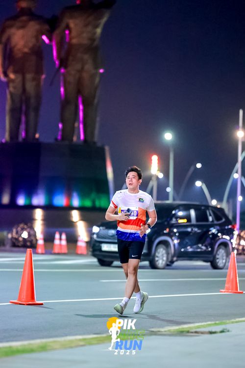 Race photo from PIK NITE RUN 2025