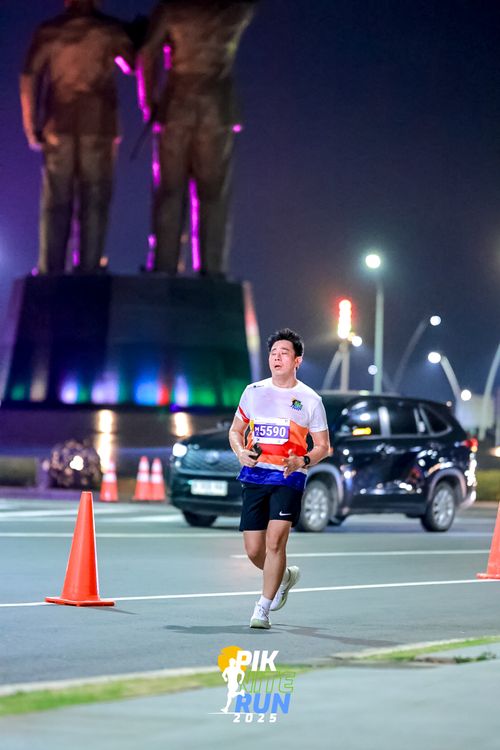 Race photo from PIK NITE RUN 2025