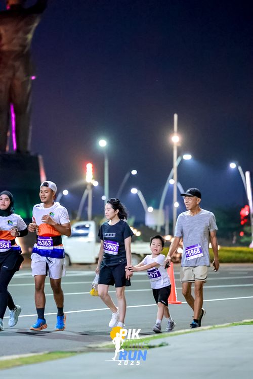 Race photo from PIK NITE RUN 2025