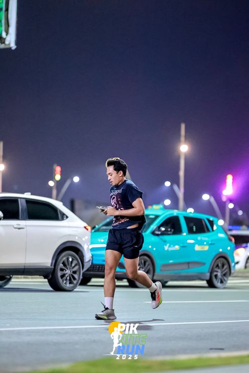Race photo from PIK NITE RUN 2025