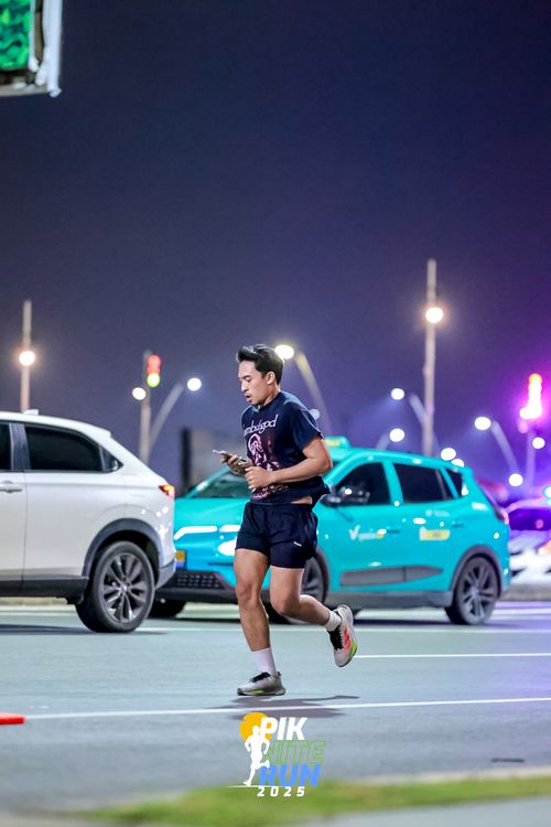 Race photo from PIK NITE RUN 2025