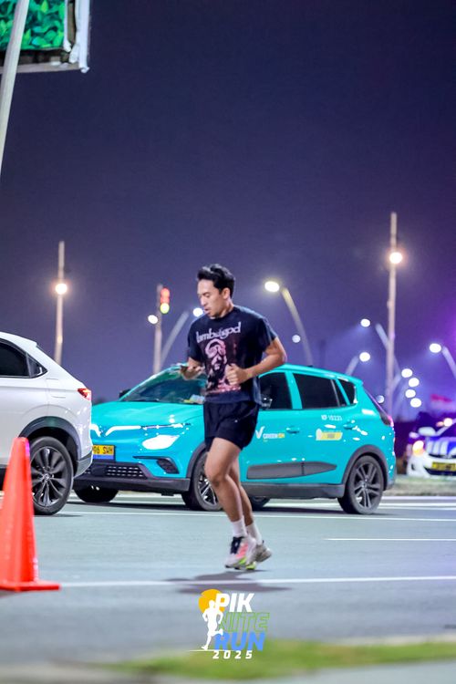 Race photo from PIK NITE RUN 2025