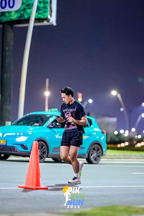 Race photo from PIK NITE RUN 2025