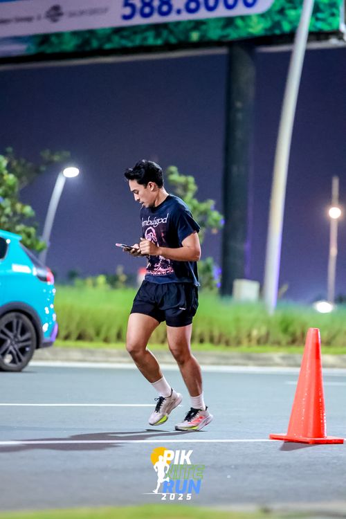 Race photo from PIK NITE RUN 2025
