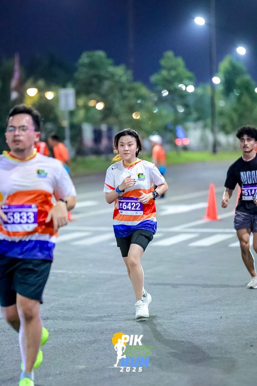 Race photo from PIK NITE RUN 2025
