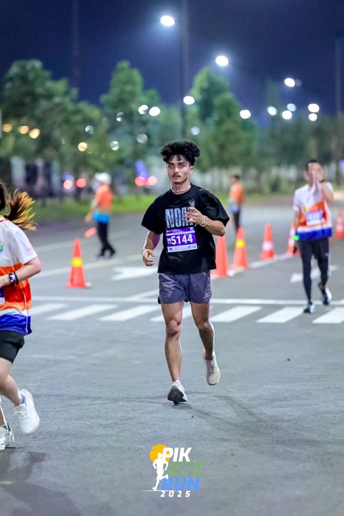 Race photo from PIK NITE RUN 2025
