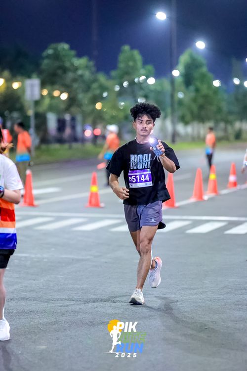 Race photo from PIK NITE RUN 2025
