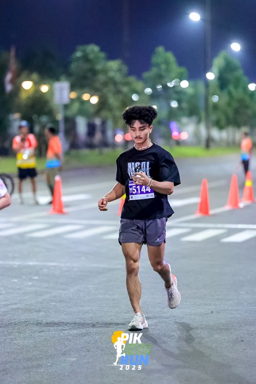 Race photo from PIK NITE RUN 2025
